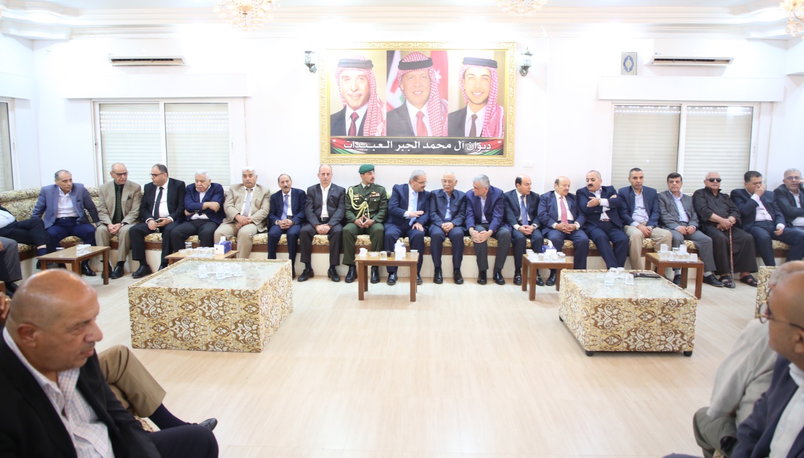 صورة حول : مندوبا عن الملك وولي العهد.. العيسوي يعزي عبيدات والذيب ومشعل والبدري مندوبا عن الملك وولي العهد.. العيسوي يعزي عبيدات والذيب ومشعل والبدري