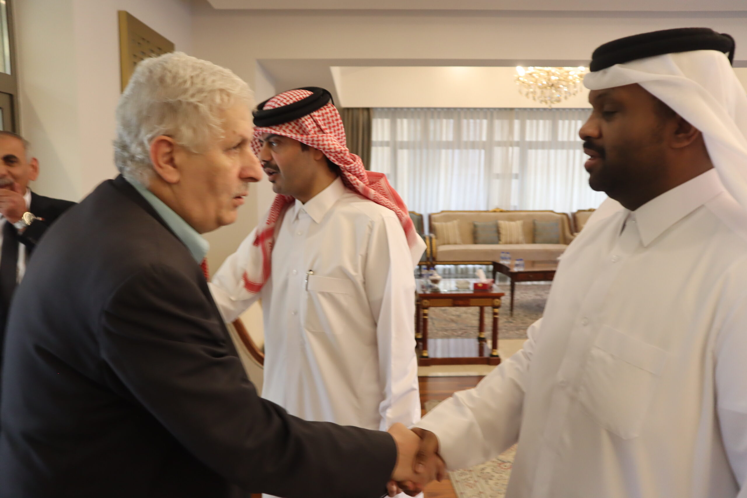 سفارة قطر في الأردن تستقبل المعزين بوفاة الأمير الوالد الشيخ حمد بن خليفة آل ثاني