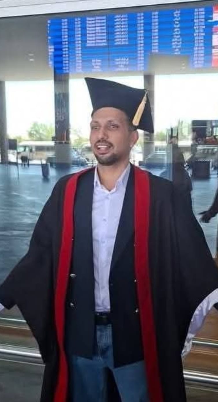 مجاهد المنادحة والعائلة يُهنئ نجله يزن لحصوله على درجة الدكتوراة