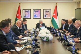 القطامين والقضاة يبحثان مع قطاعات الملاحة واللوجستيات والتخليص والتجارة تعزيز انسيابية البضائع عبر ميناء العقبة والمعابر الحدودية