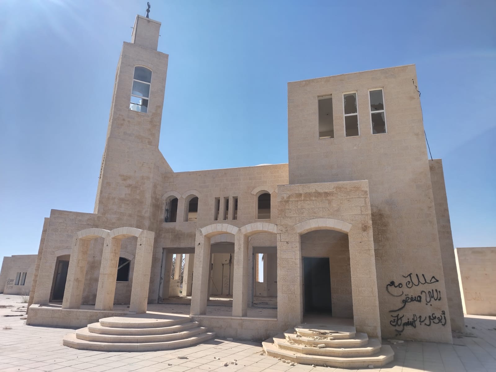 شكوى من تحول مسجد مهجور شرق مطار الملكة علياء إلى بؤرة للعبث والمخالفات.. ومناشدة للأوقاف للتدخل
