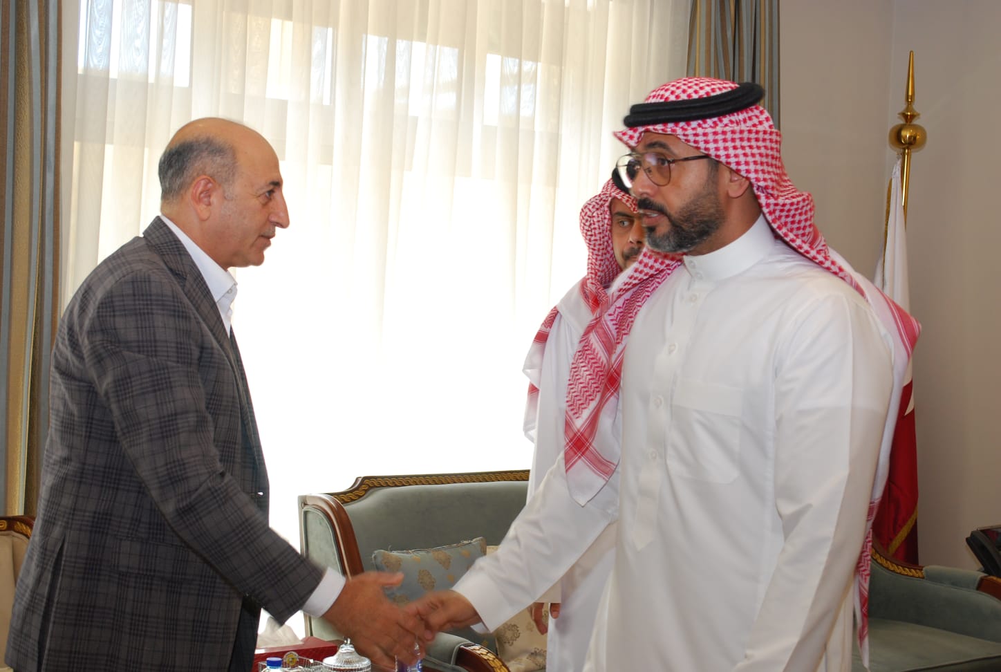 سفارة قطر في الأردن تستقبل المعزين بوفاة الأمير الوالد الشيخ حمد بن خليفة آل ثاني