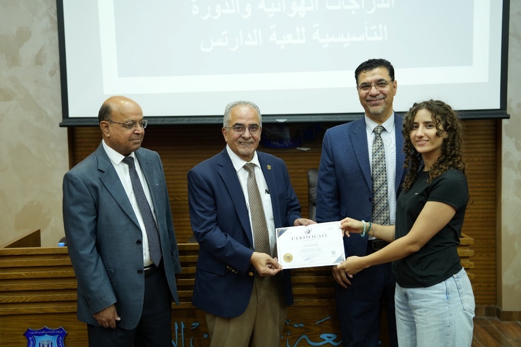 مستشار جامعة عمان الأهلية يرعى حفل توزيع شهادات الدورات التدريبية على طلبة كلية العلوم التربوية