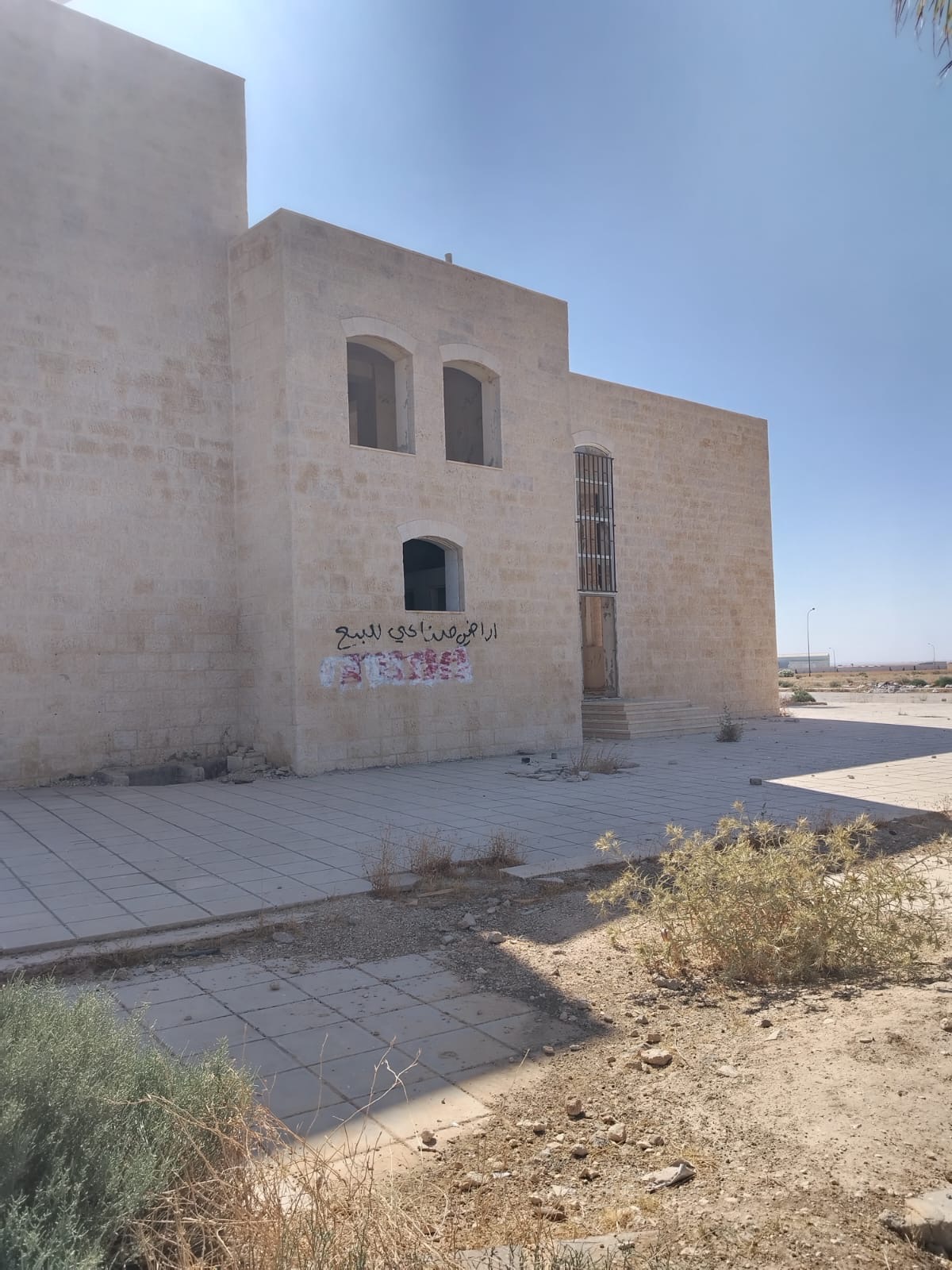 شكوى من تحول مسجد مهجور شرق مطار الملكة علياء إلى بؤرة للعبث والمخالفات.. ومناشدة للأوقاف للتدخل