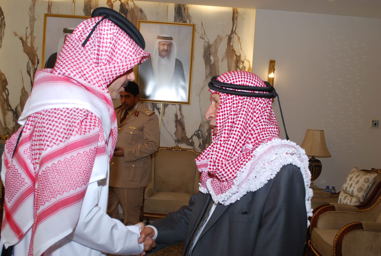 سفارة قطر في الأردن تستقبل المعزين بوفاة الأمير الوالد الشيخ حمد بن خليفة آل ثاني