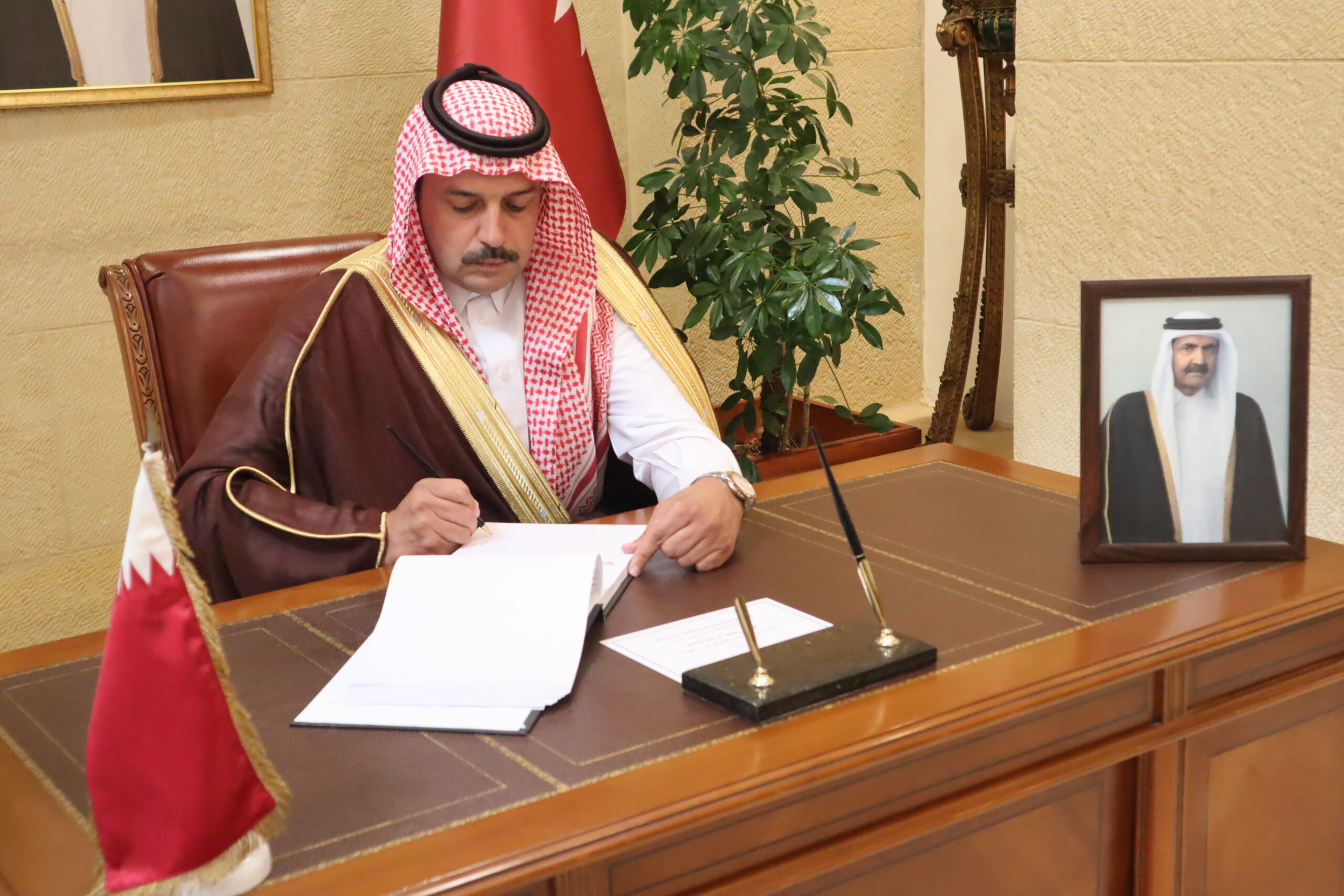 سفارة قطر في الأردن تستقبل المعزين بوفاة الأمير الوالد الشيخ حمد بن خليفة آل ثاني