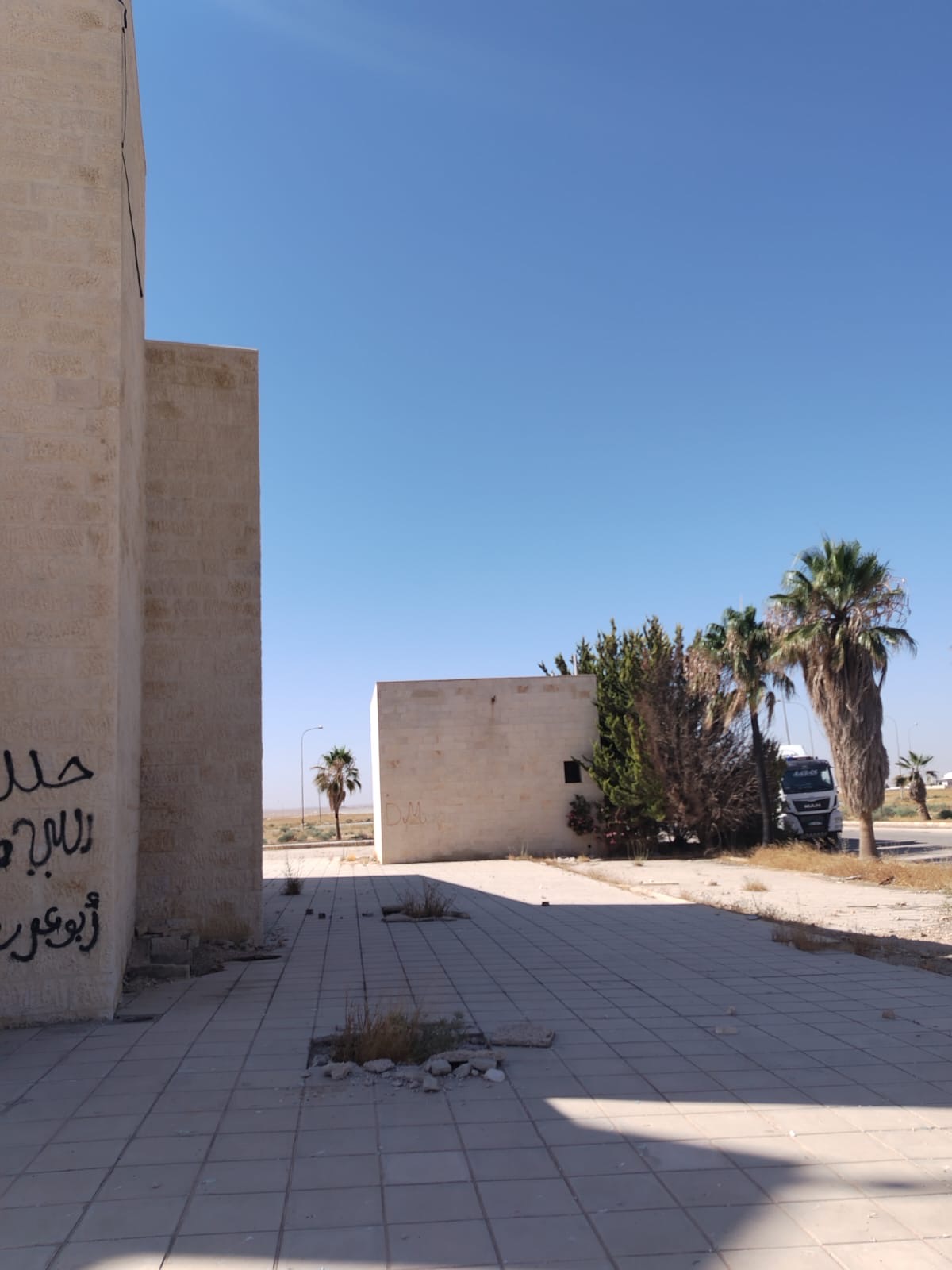 صورة حول : شكوى من تحول مسجد مهجور شرق مطار الملكة علياء إلى بؤرة للعبث والمخالفات.. ومناشدة للأوقاف للتدخل شكوى من تحول مسجد مهجور شرق مطار الملكة علياء إلى بؤرة للعبث والمخالفات.. ومناشدة للأوقاف للتدخل