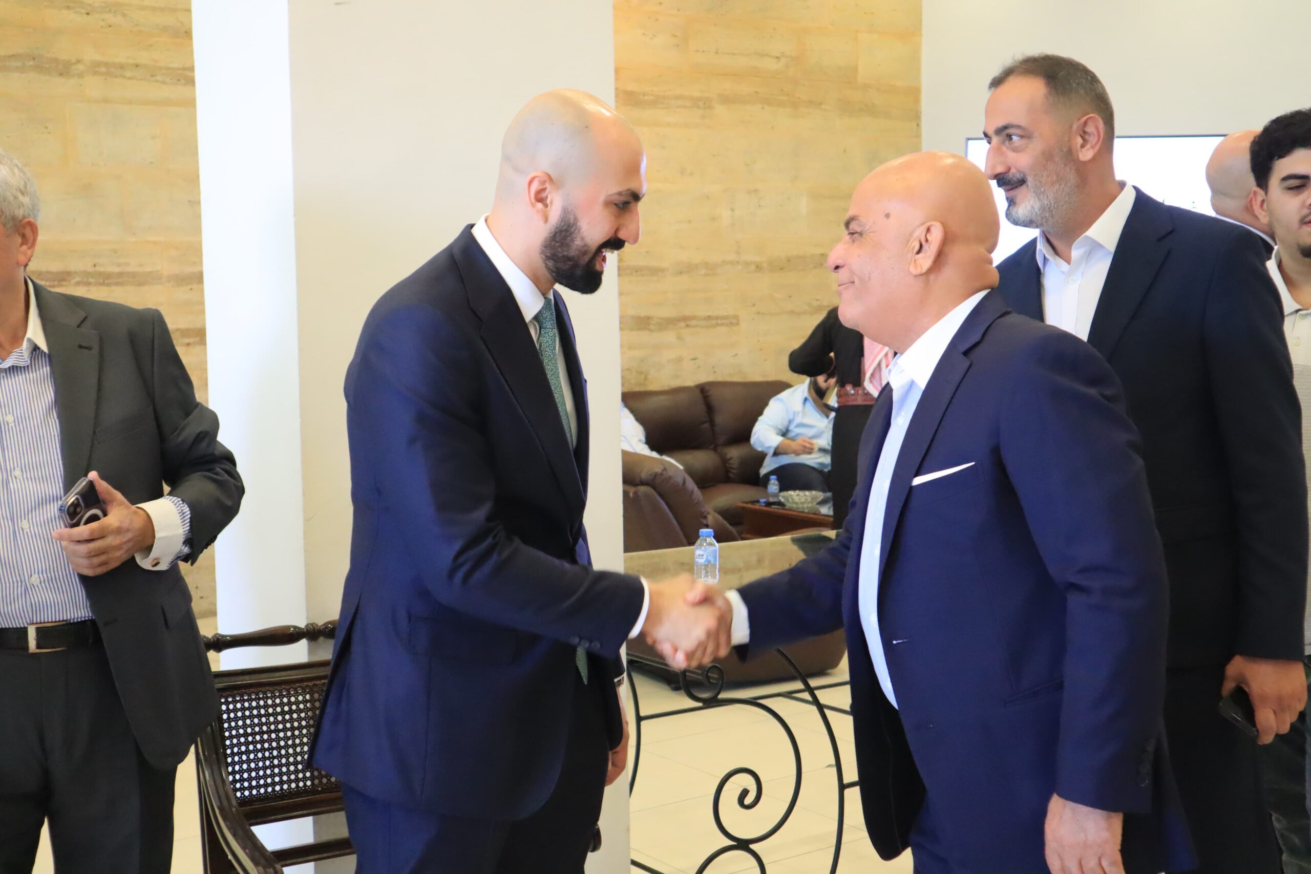 آل عطية الكرام.. مأدبة غداء حاشدة احتفاءً بزفاف الشاب معاذ مازن عطية