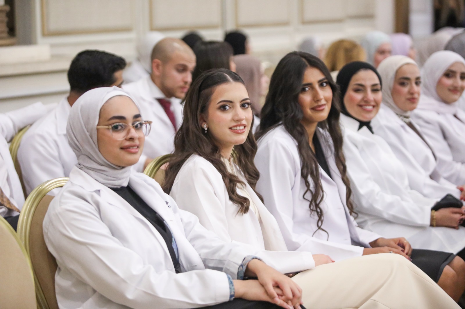 طلبة كلية طب الأسنان بجامعة البترا يؤدون قسم المهنة إيذانًا ببدء التدريب الإكلينيكي