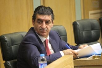ملتعن امه بعزا ابوه".. الخلايلة يفجرها تحت القبة بشأن رسوم المزاد