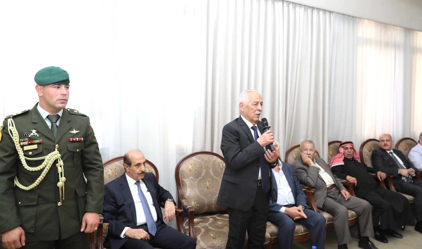 مندوبا عن الملك وولي العهد.. العيسوي يعزي عشيرتي عساف والطويل