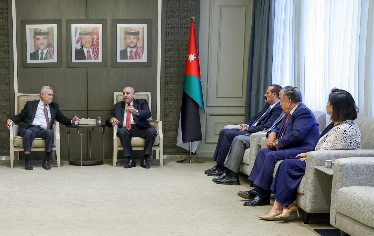 القاضي يلتقي وفداً من أعضاء النادي الدبلوماسي الأردني