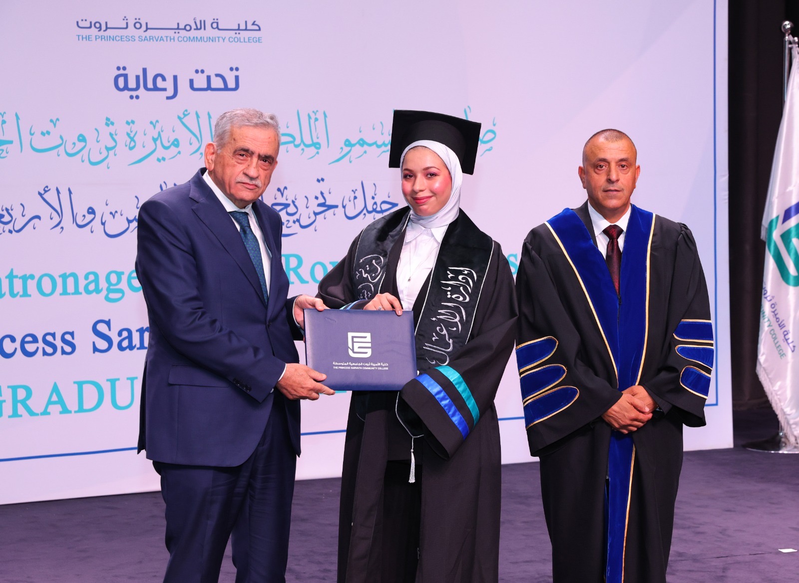 صورة حول : في عرسٍ أكاديمي بهيج.. قصر الثقافة يحتضن تخريج الفوج الخامس والأربعين من صانعات المستقبل في كلية الأميرة ثروت المتوسطة في عرسٍ أكاديمي بهيج.. قصر الثقافة يحتضن تخريج الفوج الخامس والأربعين من صانعات المستقبل في كلية الأميرة ثروت المتوسطة