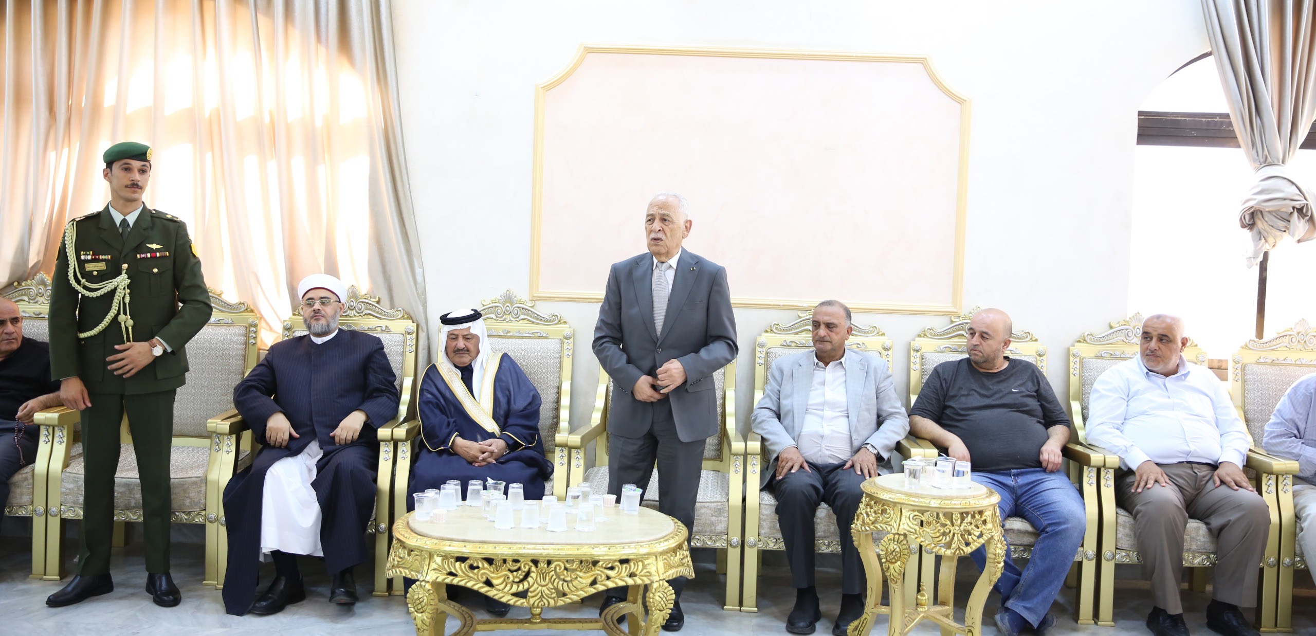 مندوبا عن الملك وولي العهد.. العيسوي يعزي عشائر النعيمي والخريسات ونزال