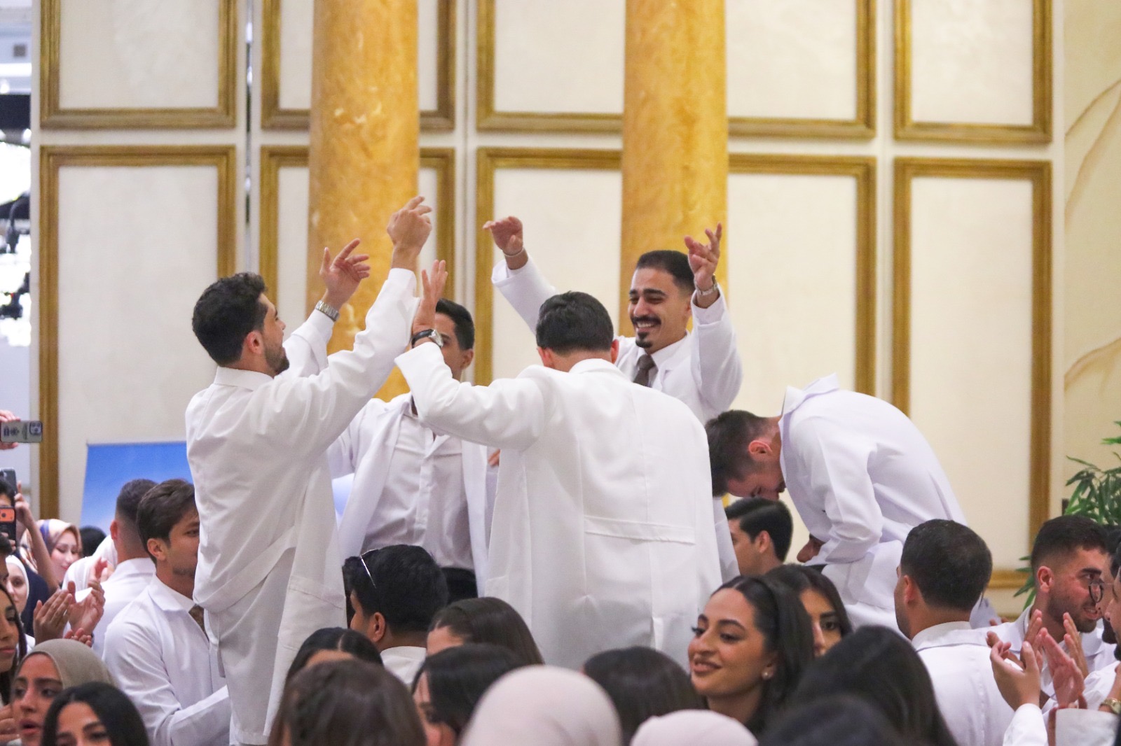 صورة حول : طلبة كلية طب الأسنان بجامعة البترا يؤدون قسم المهنة إيذانًا ببدء التدريب الإكلينيكي طلبة كلية طب الأسنان بجامعة البترا يؤدون قسم المهنة إيذانًا ببدء التدريب الإكلينيكي