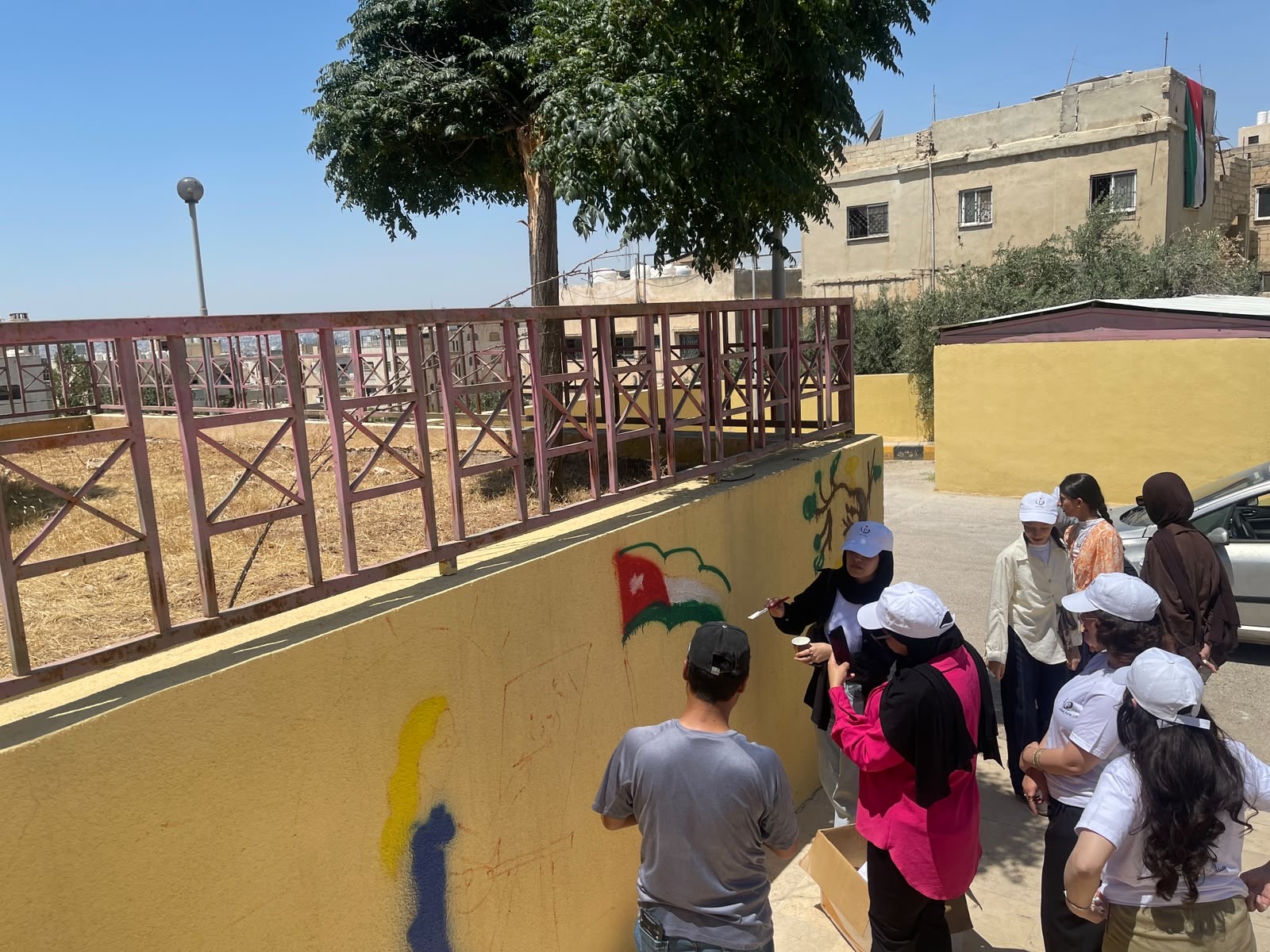 انطلاق فعاليات معسكر الجداريات في مركز شابات القويسمة وسحاب ضمن معسكرات الحسين للعمل والبناء 2026
