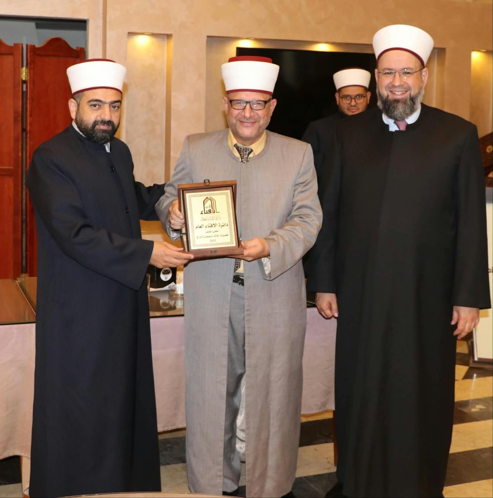 دائرة الإفتاء العام تكرّم الموظفين المتميزين والعاملين السابقين