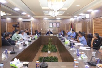 متصرف لواء الرصيفة يترأس اجتماعا لإطلاق تنفيذ خطة الاستجابة العاجلة لمعالجة إشغالات الطرق العامة والأرصفة