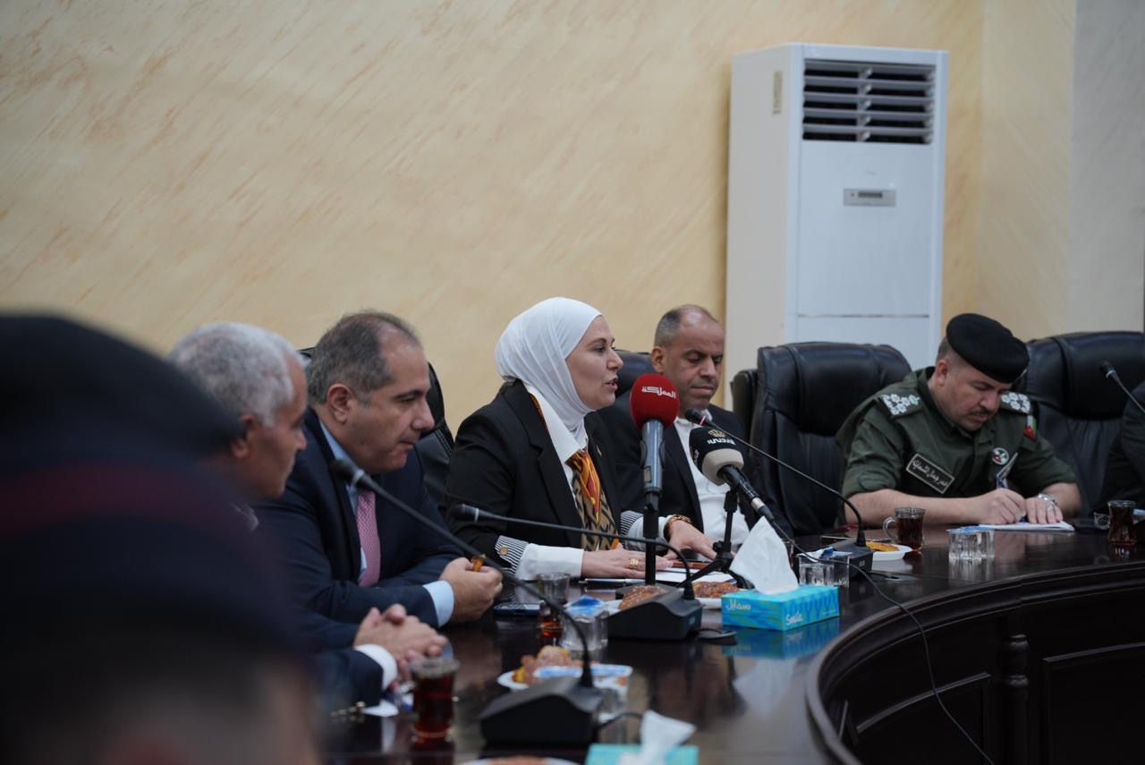 وزير الاستثمار يتفقد التشغيل التجريبي لمشروع النقل المدرسي في البادية الجنوبية