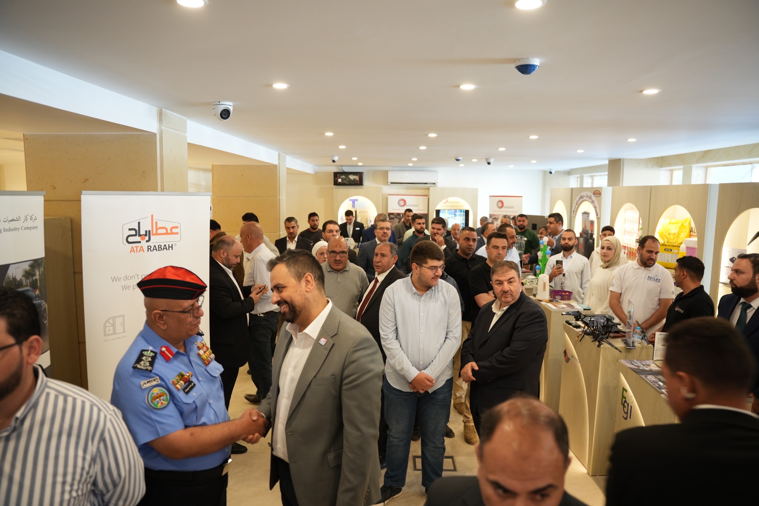 وزير الصناعة يفتتح معرض الصناعات الأردنية في مبنى "صناعة عمان"
