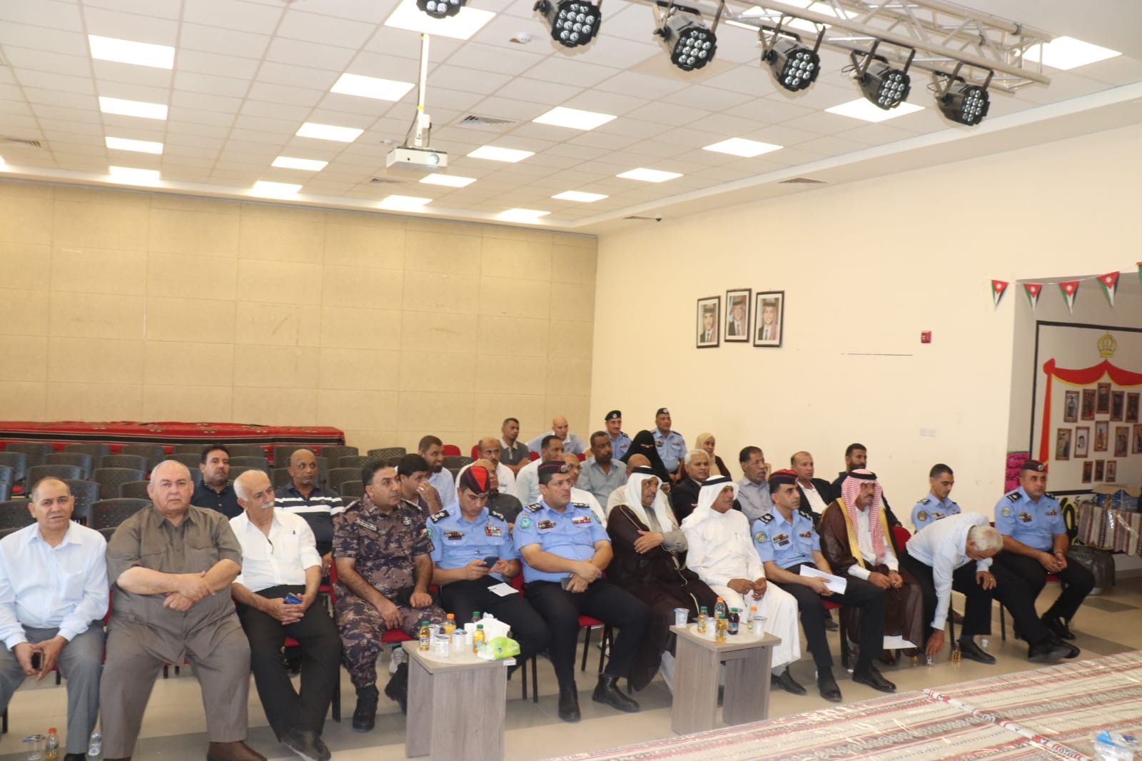صورة حول : ندوة في الشونة الجنوبية للتوعية بمخاطر إطلاق العيارات النارية احتفالاً بنتائج التوجيهي ندوة في الشونة الجنوبية للتوعية بمخاطر إطلاق العيارات النارية احتفالاً بنتائج التوجيهي
