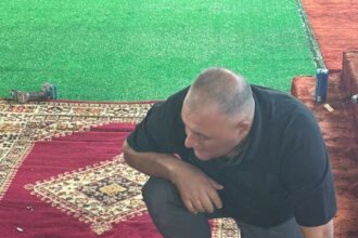 عميد شؤون الطلبة في جامعة مؤتة يشارك بنفسه في تجهيزات ميدان التخريج