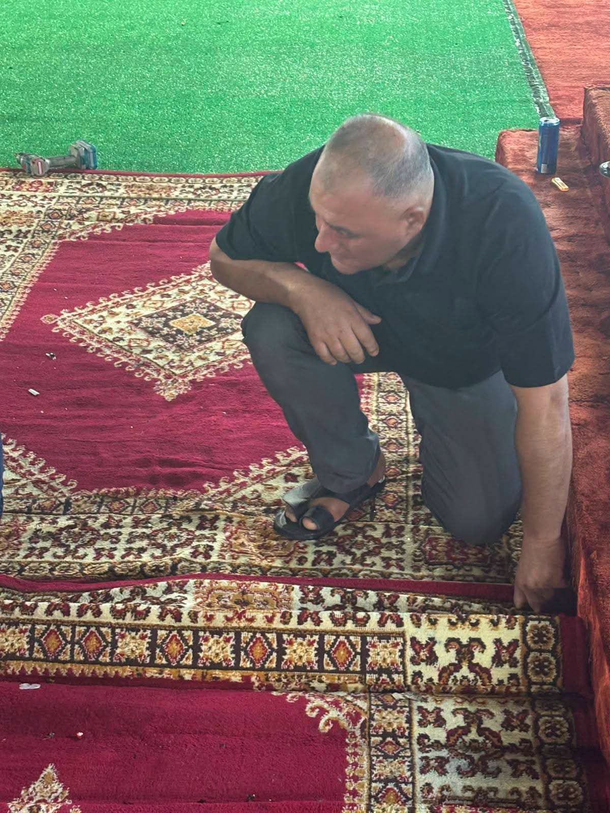 صورة حول : عميد شؤون الطلبة في جامعة مؤتة يشارك بنفسه في تجهيزات ميدان التخريج عميد شؤون الطلبة في جامعة مؤتة يشارك بنفسه في تجهيزات ميدان التخريج