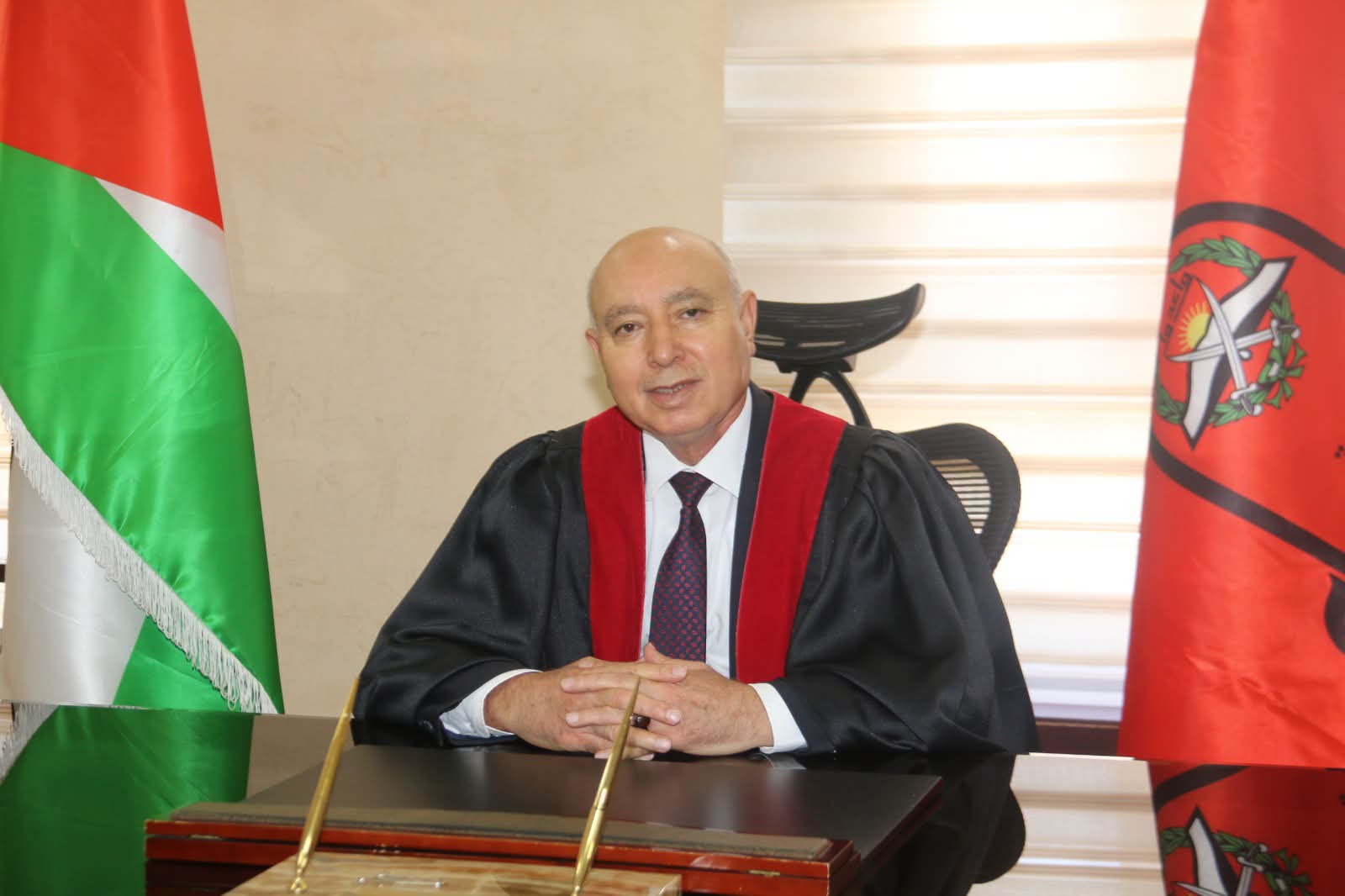 صورة حول : رئيس جامعة مؤتة يبارك للطلبة الخريجين في اليوم الأول من الاحتفالات رئيس جامعة مؤتة يبارك للطلبة الخريجين في اليوم الأول من الاحتفالات