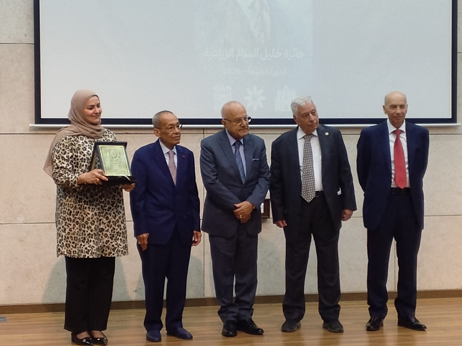 صورة حول : بدران يرعى توزيع جائزة خليل السالم الزراعية بدورتها التاسعة بدران يرعى توزيع جائزة خليل السالم الزراعية بدورتها التاسعة