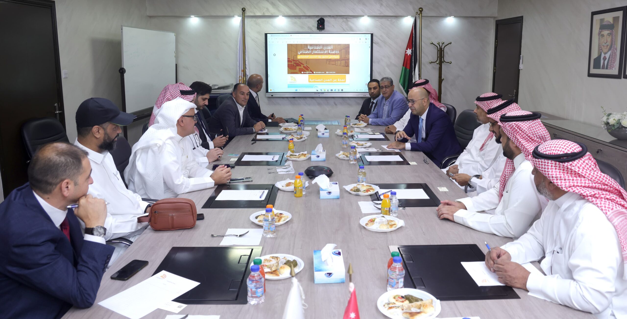 صورة حول : عبيدات يطلع مجلس الاعمال السعودي على رؤية المدن الصناعية الاردنية عبيدات يطلع مجلس الاعمال السعودي على رؤية المدن الصناعية الاردنية