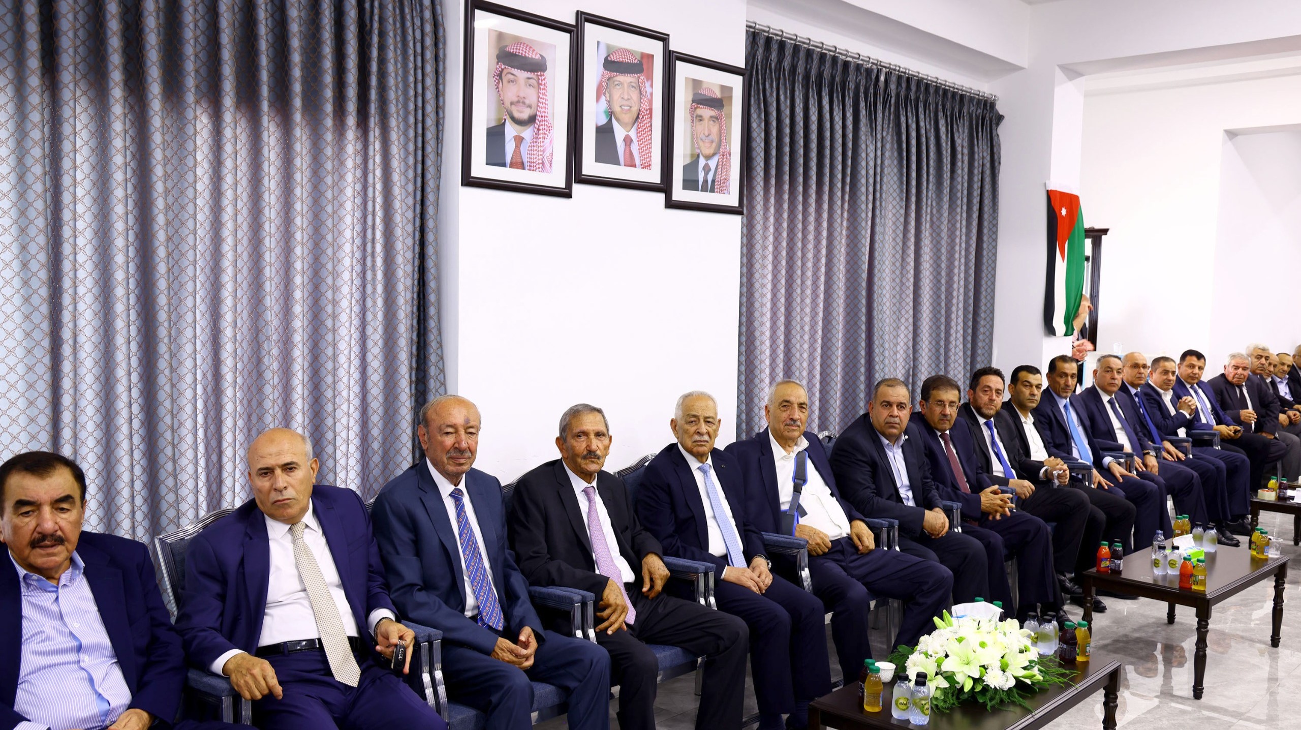 صورة حول : العيسوي يرعى احتفال عشيرة القضاة بالمناسبات الوطنية العيسوي يرعى احتفال عشيرة القضاة بالمناسبات الوطنية