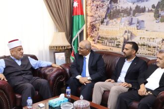 وزير الأوقاف ونقيب الصحفيين يبحثان تعزيز التعاون المشترك