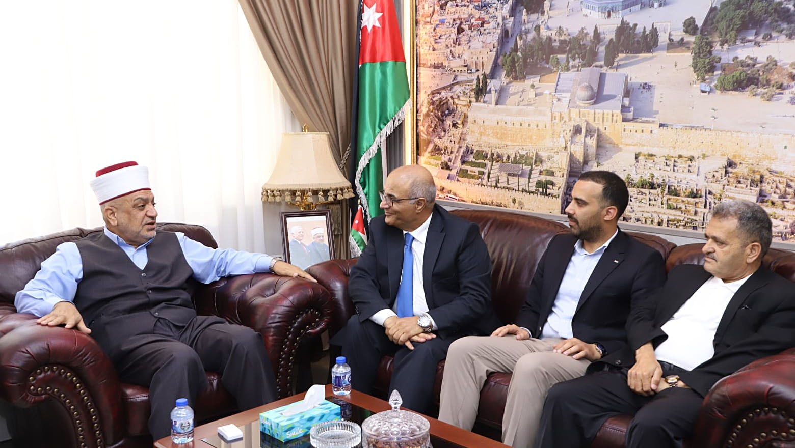 صورة حول : وزير الأوقاف ونقيب الصحفيين يبحثان تعزيز التعاون المشترك وزير الأوقاف ونقيب الصحفيين يبحثان تعزيز التعاون المشترك