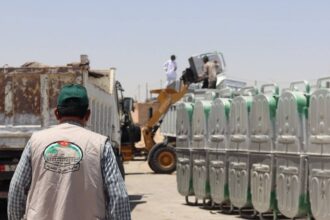 البيئة تدعم بلدية معان بحاويات نفايات معدنية