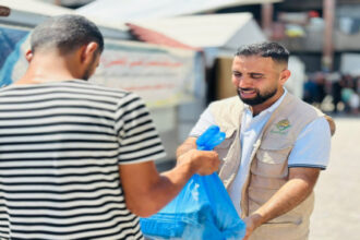 الهيئة الهاشمية تواصل توزيع الوجبات الغذائية على الأسر في غزة