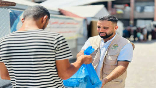 الهيئة الهاشمية تواصل توزيع الوجبات الغذائية على الأسر في غزة