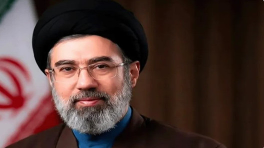 صورة حول : بزشكيان يلتقي مجتبى خامنئي لبحث تحديات إيران بزشكيان يلتقي مجتبى خامنئي لبحث تحديات إيران