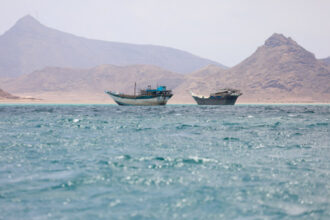 مقذوف مجهول يستهدف سفينة قرب السواحل العُمانية