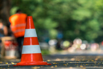 تحويلات مرورية لتركيب جسر مشاة في شارع زهران مساء الخميس