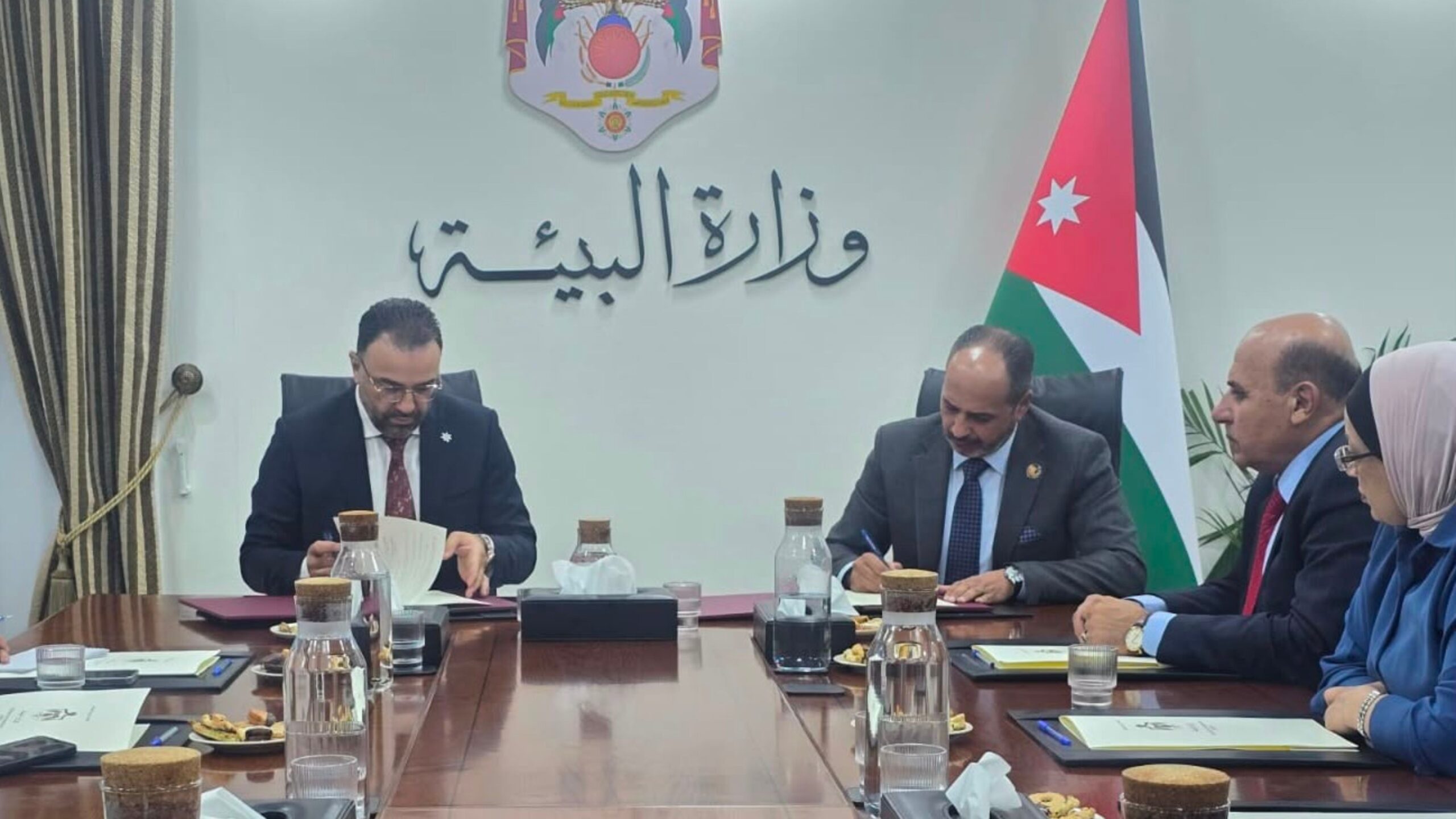 صورة حول : وزارة البيئة وسراج البادية توقّعان مذكرة تفاهم لتعزيز الوعي البيئي وزارة البيئة وسراج البادية توقّعان مذكرة تفاهم لتعزيز الوعي البيئي