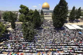 70 ألفًا يؤدون صلاة الجمعة في المسجد الأقصى