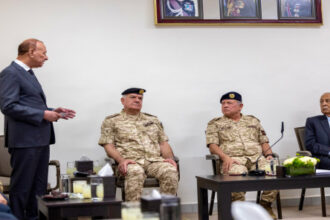 الملك يلتقي رفاق السلاح المتقاعدين ويؤكد نهج التواصل مع المحاربين القدامى