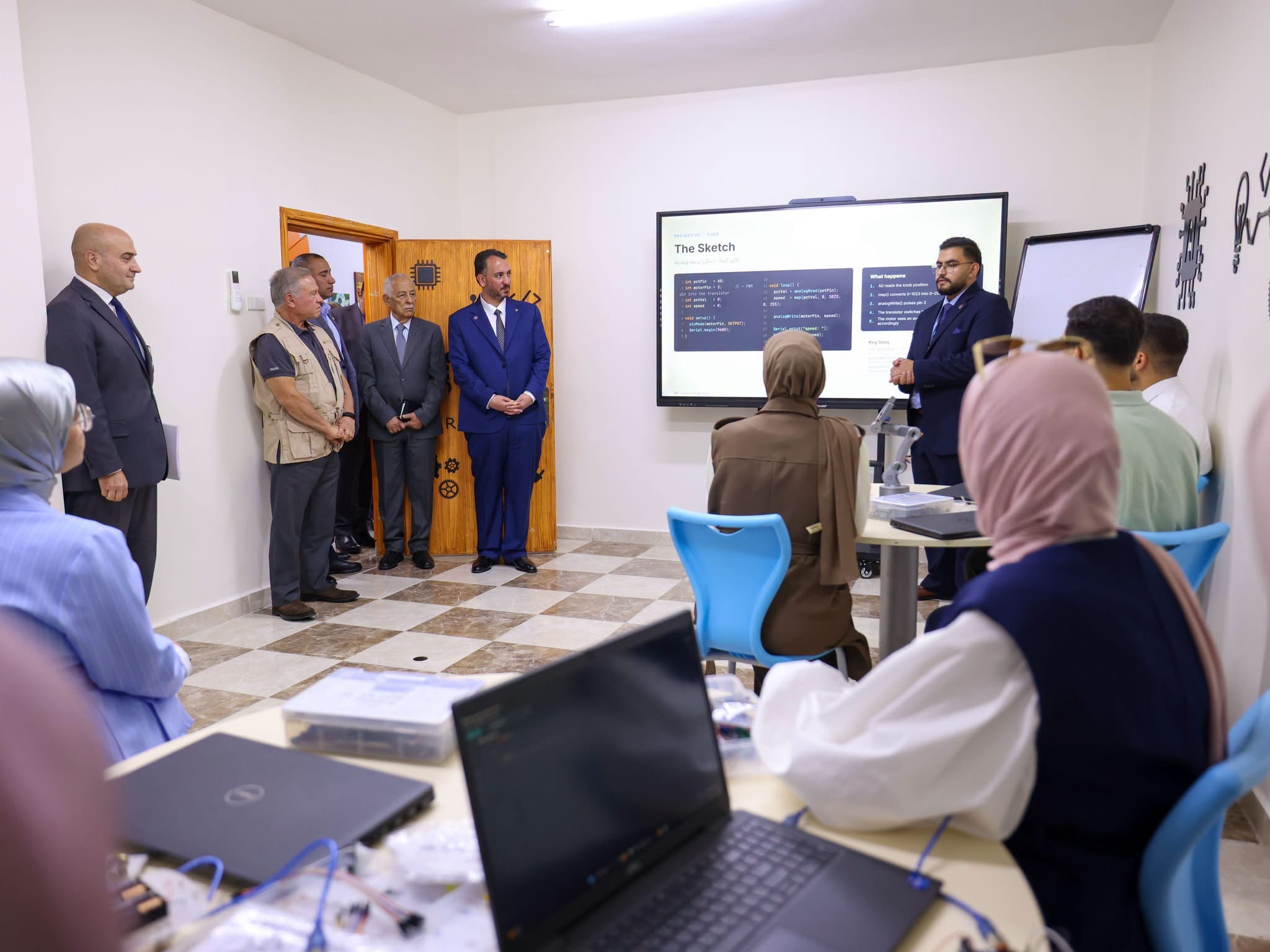 الملك يطلع على برامج مركز القنطرة لتنمية الموارد البشرية