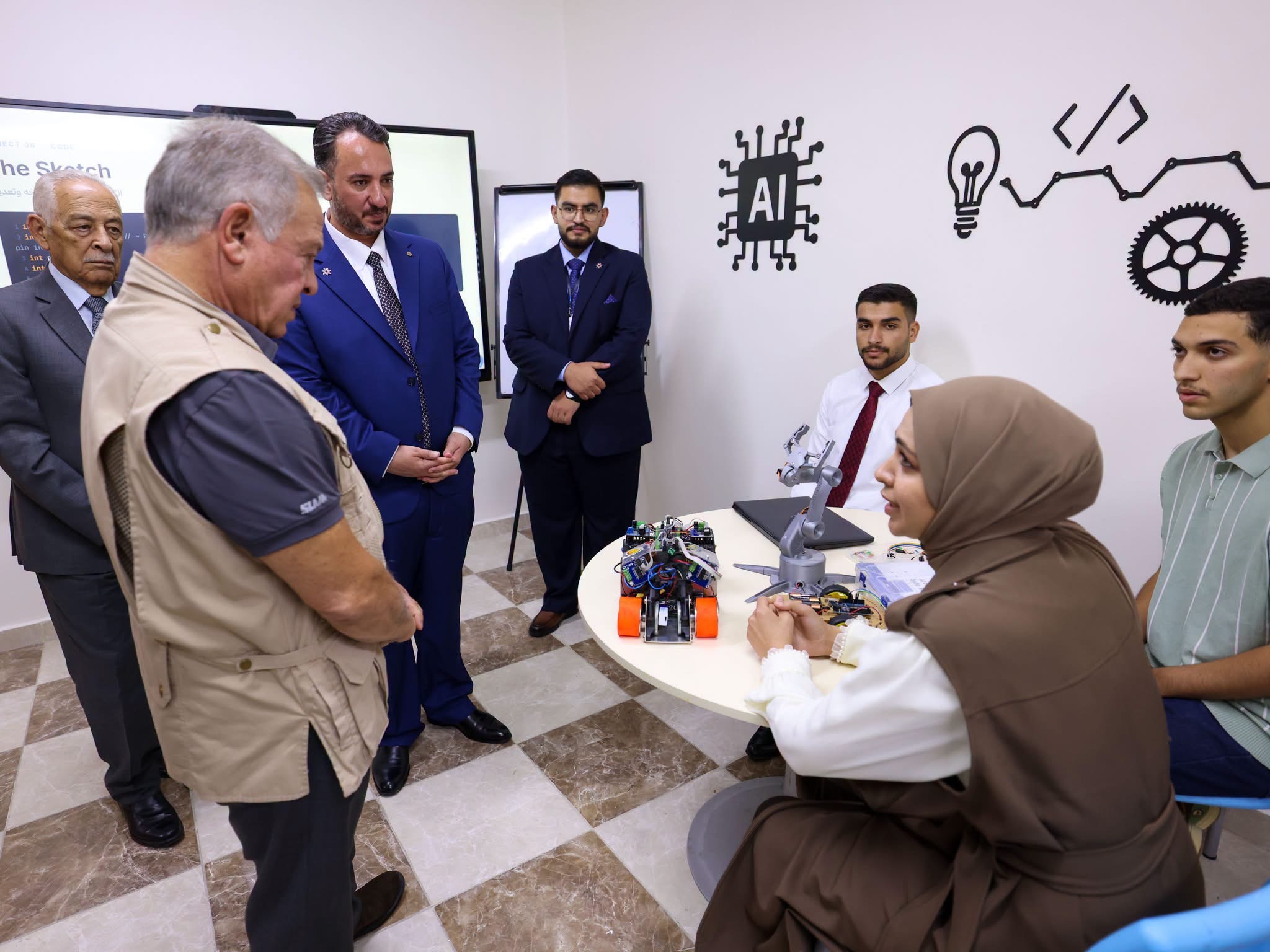 الملك يطلع على برامج مركز القنطرة لتنمية الموارد البشرية