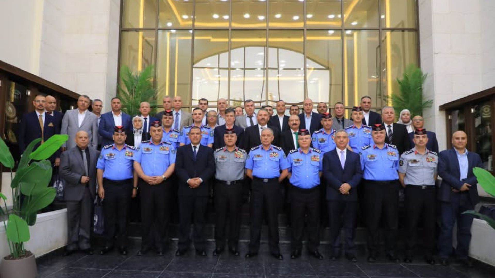 صورة حول : مدير الأمن العام يكرّم عددا من الضباط المتقاعدين مدير الأمن العام يكرّم عددا من الضباط المتقاعدين