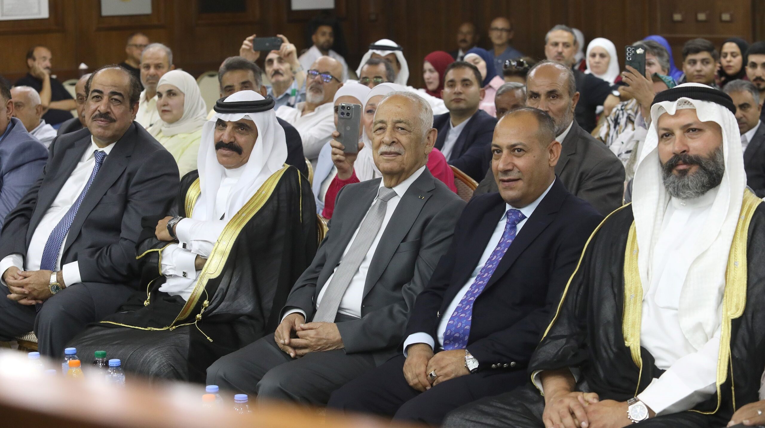 صورة حول : بحضور العيسوي.. الشعر النبطي يستحضر تاريخ الأردن وقيادته الهاشمية بحضور العيسوي.. الشعر النبطي يستحضر تاريخ الأردن وقيادته الهاشمية