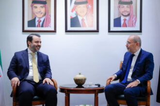 الصفدي والشيباني يبحثان تعزيز العلاقات الأردنية السورية والتنسيق