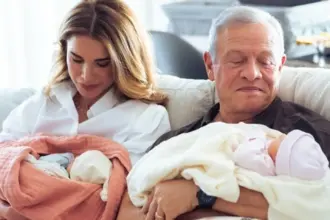 الملكة رانيا تنشر صورا لجلالة الملك وحفيدتيهما التوأم "تاليا" و"رانيا"