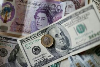 الإسترليني يرتفع أمام الدولار واليورو بدعم من تحركات أسواق العملات