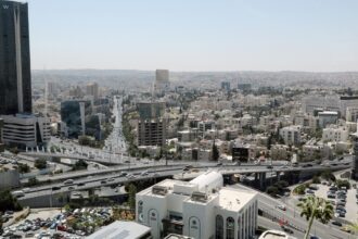 طقس معتدل نسبيًا في أغلب المناطق اليوم وحار في الأغوار والعقبة